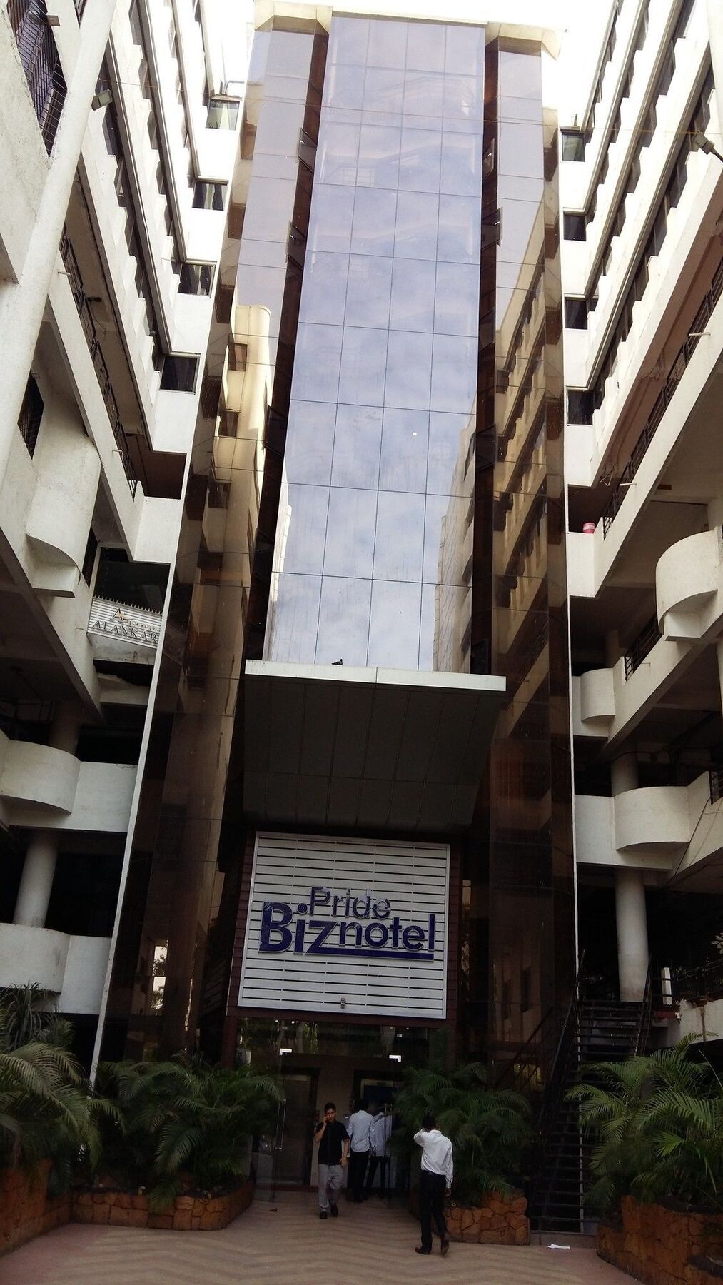 Pride Biznotel Vadódara Exteriér fotografie